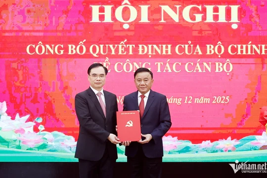 Thường trực Ban Bí thư Trần Cẩm Tú trao quyết định cho ông Dương Trung Ý. Ảnh: Vietnamnet.
