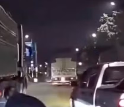 Bị ô tô bán tải tạt đầu, tài xế xe máy chở phụ nữ và trẻ em ngã sát xe đầu kéo