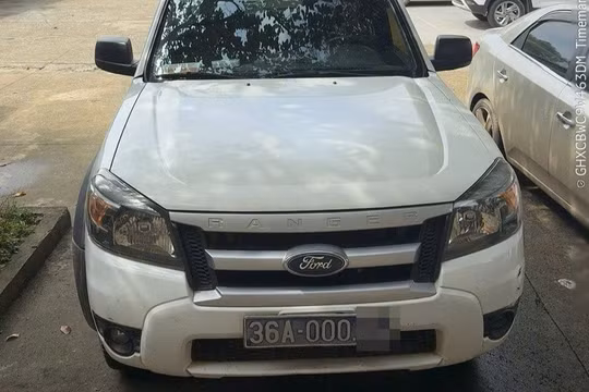 Từ clip người dân phản ánh, ô tô biển xanh "lộ" hàng loạt lỗi