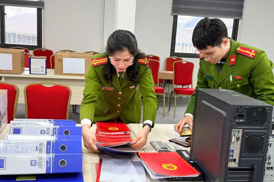 Các đối tượng còn sử dụng nhiều doanh nghiệp liên quan để ký hợp đồng khống, xuất hóa đơn không có giao dịch thực tế nhằm hợp thức hồ sơ vay vốn và luân chuyển dòng tiền.