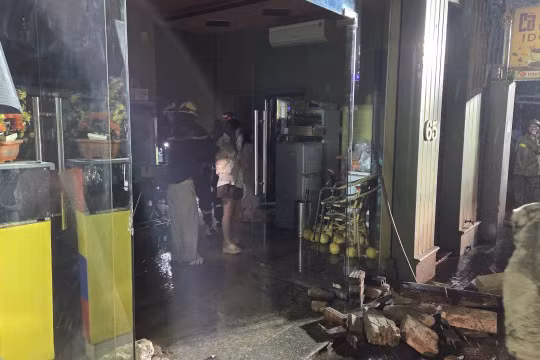 Hà Nội: Cháy nhà 5 tầng kinh doanh cà phê ca nhạc, cảnh sát cứu 15 người mắc kẹt