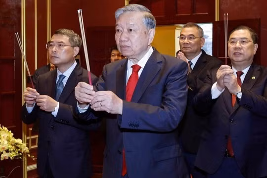 Tổng bí thư Tô Lâm dâng hương tưởng nhớ, tri ân các bậc tiên đế có công với đất nước tại Khu Di tích Hoàng Thành Thăng Long - Hà Nội. Ảnh: TTXVN.