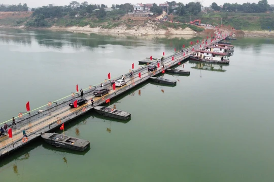 Thông xe cầu phao Đoan Hùng, ô tô dưới 7 chỗ được lưu thông