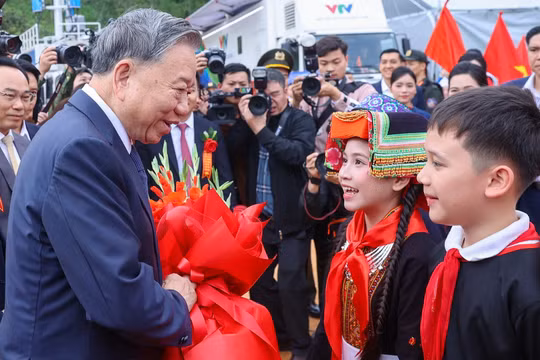 Học sinh tại điểm cầu trường phổ thông nội trú tiểu học và trung học cơ sở Đồng Đăng, Lạng Sơn tặng hoa Tổng bí thư Tô Lâm. Ảnh: VGP.