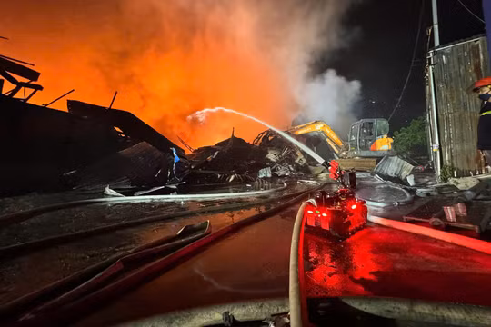 Cháy lớn ở Hà Nội, 2 robot chữa cháy được huy động, 1 người tử vong