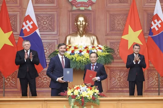 Thủ tướng Lê Minh Hưng đón Thủ tướng Slovakia, chứng kiến ký 6 văn kiện hợp tác
