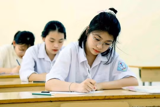 Thủ tướng yêu cầu cắt giảm các kỳ thi không cần thiết, giảm áp lực cho học sinh. Ảnh: VGP.