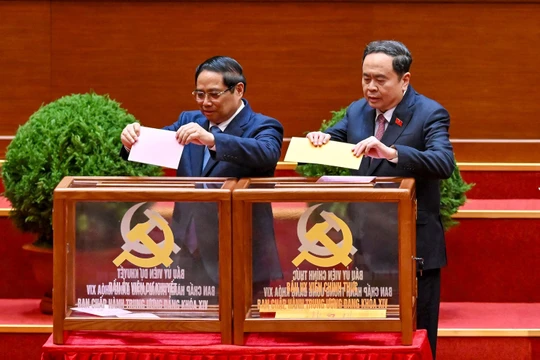 Hình ảnh bỏ phiếu kín bầu Ban Chấp hành Trung ương khóa XIV