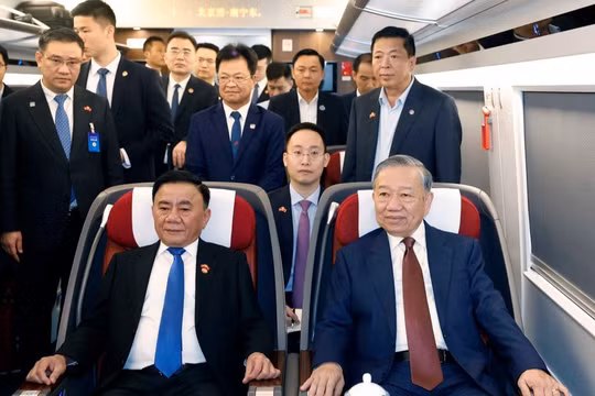 Tổng bí thư, Chủ tịch nước Tô Lâm đi tàu cao tốc từ Bắc Kinh tới Nam Ninh