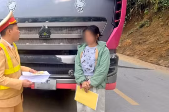 Dừng xe giữa đường để tranh luận về đèn pha, nữ TikToker bị phạt