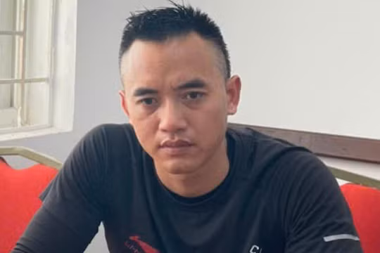 Tạm giữ tài xế ô tô bán tải tạt đầu xe máy chở phụ nữ và trẻ nhỏ, suýt gây tai nạn nghiêm trọng