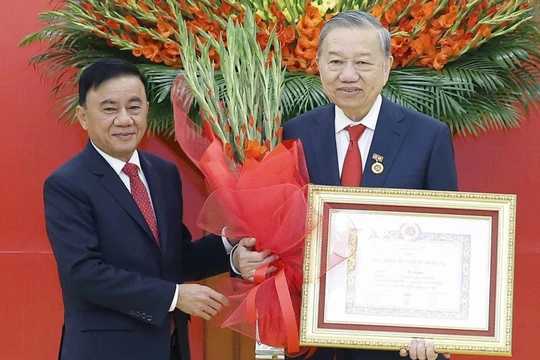 Tổng bí thư Tô Lâm nhận Huy hiệu cao quý của Đảng