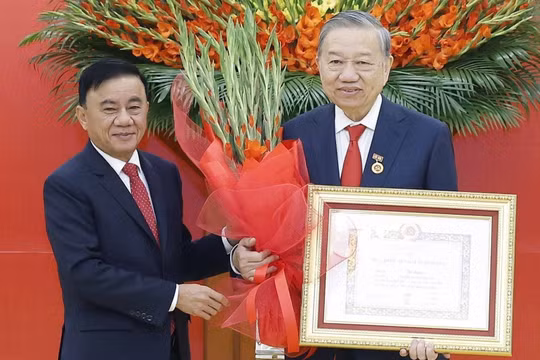 Tổng bí thư Tô Lâm nhận Huy hiệu cao quý của Đảng