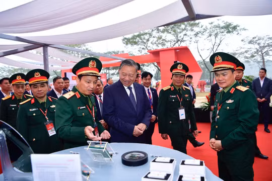 Tổng bí thư Tô Lâm nghe giới thiệu về công nghệ chip bán dẫn tại khu vực triển lãm của Viettel trong lễ khởi công nhà máy chip đầu tiên của Việt Nam.