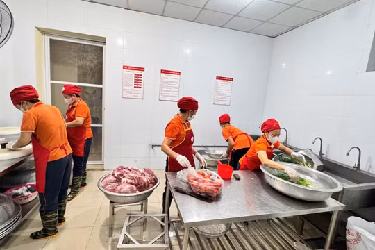 Chủ tịch Hà Nội yêu cầu kiểm soát chặt bếp ăn trường học, xử lý nghiêm vi phạm an toàn thực phẩm