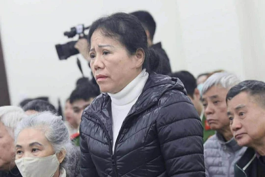 Gửi số tài khoản nhận tiền, cựu giám đốc bệnh viện vẫn khai “không câu nệ quà”