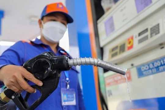 Sẽ dùng Quỹ bình ổn và đề xuất giảm thuế môi trường xăng dầu