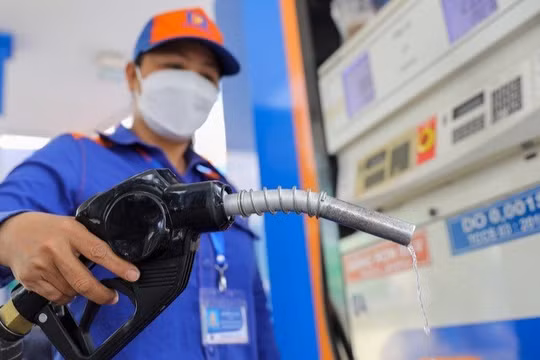 Sẽ dùng Quỹ bình ổn và đề xuất giảm thuế môi trường xăng dầu