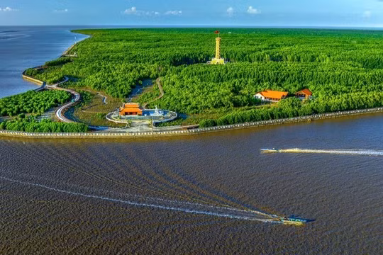 Mũi Cà Mau - vùng đất địa đầu cực Nam Tổ quốc, giữ vị thế chiến lược đặc biệt về quốc phòng, an ninh và phát triển kinh tế biển của đất nước. Ảnh: Huỳnh Lâm.