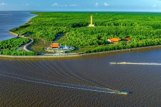 Mũi Cà Mau - vùng đất địa đầu cực Nam Tổ quốc, giữ vị thế chiến lược đặc biệt về quốc phòng, an ninh và phát triển kinh tế biển của đất nước. Ảnh: Huỳnh Lâm.