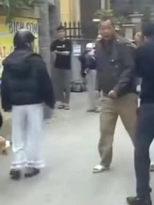 Chó bị xua vào cuộc ẩu đả giữa 2 người đàn ông, quay ra cắn phụ nữ