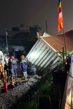 Va chạm với tàu hoả ở Hà Nội, xe tải bị "vò nát"