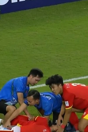 Cận cảnh pha bóng khiến trung vệ Hiểu Minh gặp chấn thương nặng trận gặp U23 Trung Quốc
