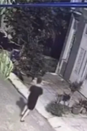 Khoảnh khắc nghẹt thở khi ông bố cầu cứu hàng xóm lúc nửa đêm