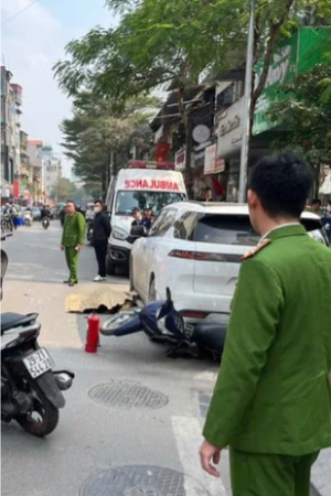 Ô tô lùi trúng 2 người trên phố ở Hà Nội, 1 phụ nữ tử vong