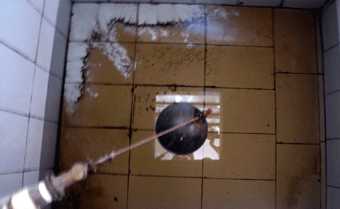 Dù mới được mua nước nhưng bể nước nhà bà Mơ cũng đã cạn gần hết.