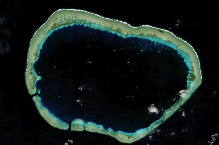 Đá Vành Khăn tháng 1-2012 và hiện trạng vào tháng 6-2015 - Ảnh: CSIS