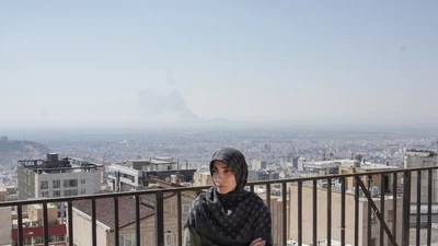 Asal, một nhà thiết kế thời trang 35 tuổi điều hành xưởng riêng, cho biết bà lo lắng về tương lai và công việc, nhưng vẫn quyết định ở lại Tehran. Ảnh: Guardian.