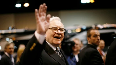 Warren Buffett chào hỏi các cổ đông trong cuộc họp thường niên của cổ đông Berkshire Hathaway tại Omaha, Nebraska, năm 2008. Ảnh: Reuters.