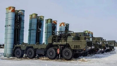 Phương tiện phóng tên lửa đất đối không thuộc hệ thống phòng không S-400. Ảnh: MW.