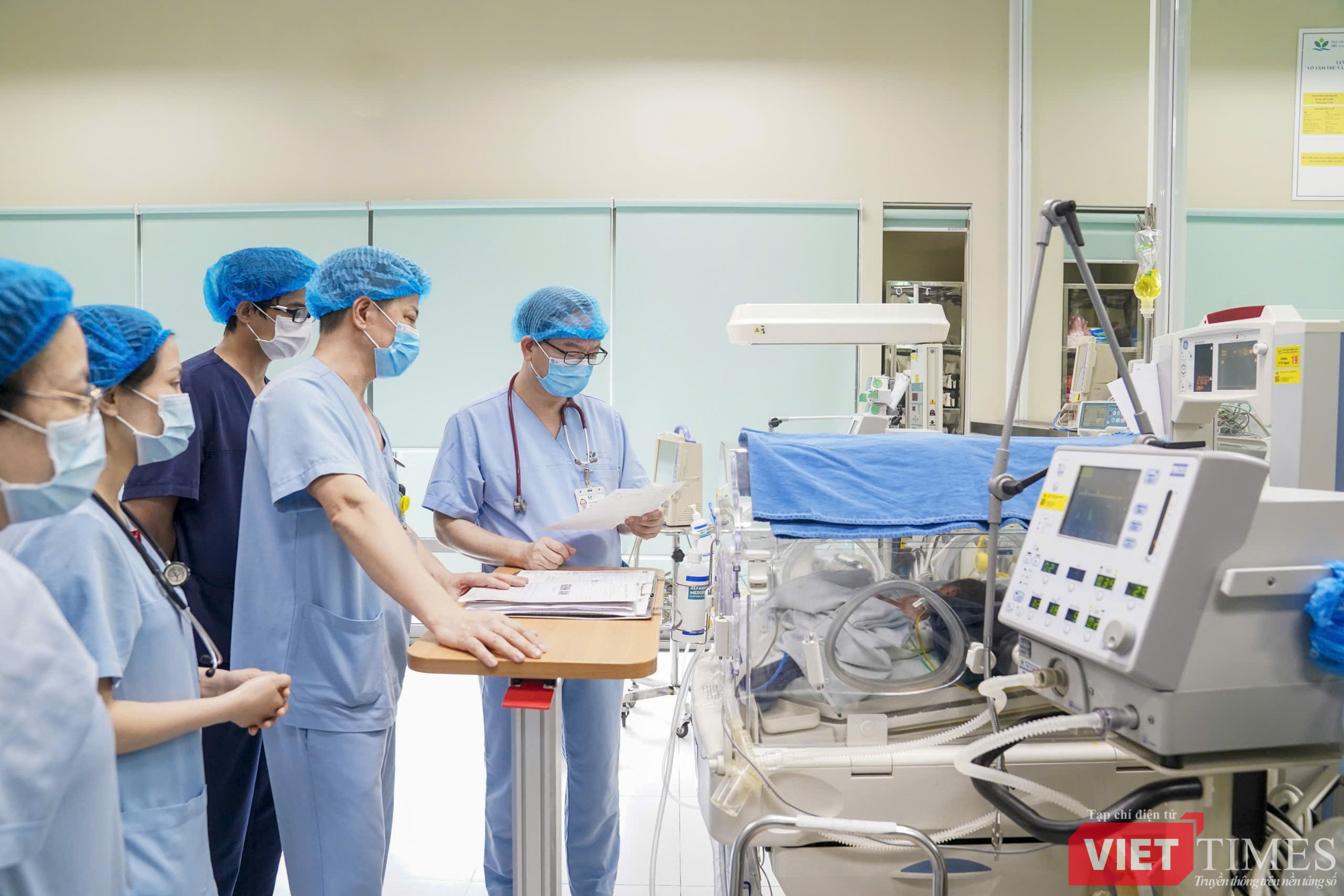 GS Trần Minh Điển kiểm tra các thông số hồi sức để đưa giải pháp điều trị cho các bệnh nhi nặng