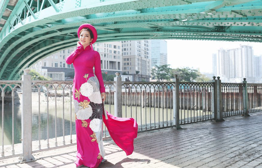 Nghệ sĩ cống hiến cho cuộc sống những khoảnh khắc đẹp bên cây cầu cổ xưa nhất Sài Gòn