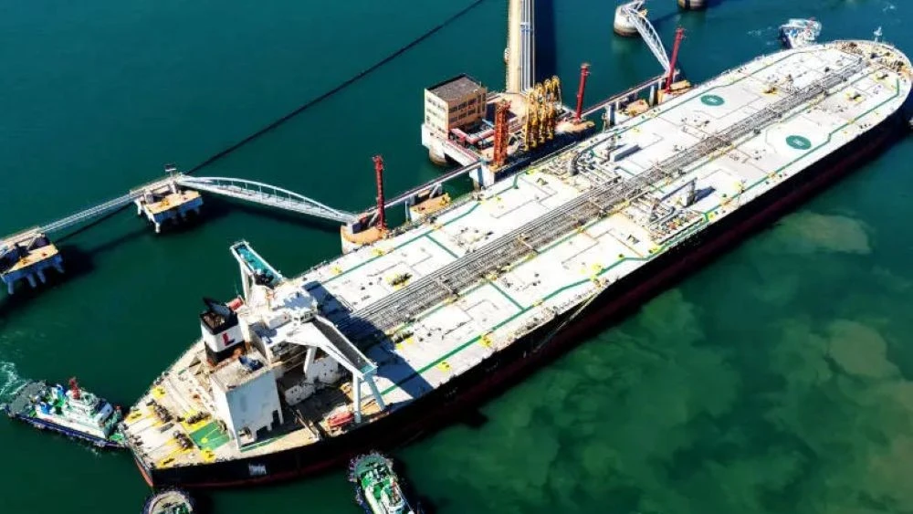 Tàu chở dầu Trung Quốc mua của nước ngoài cập cảng, dỡ hàng tại Thanh Đảo. Ảnh: Guancha.