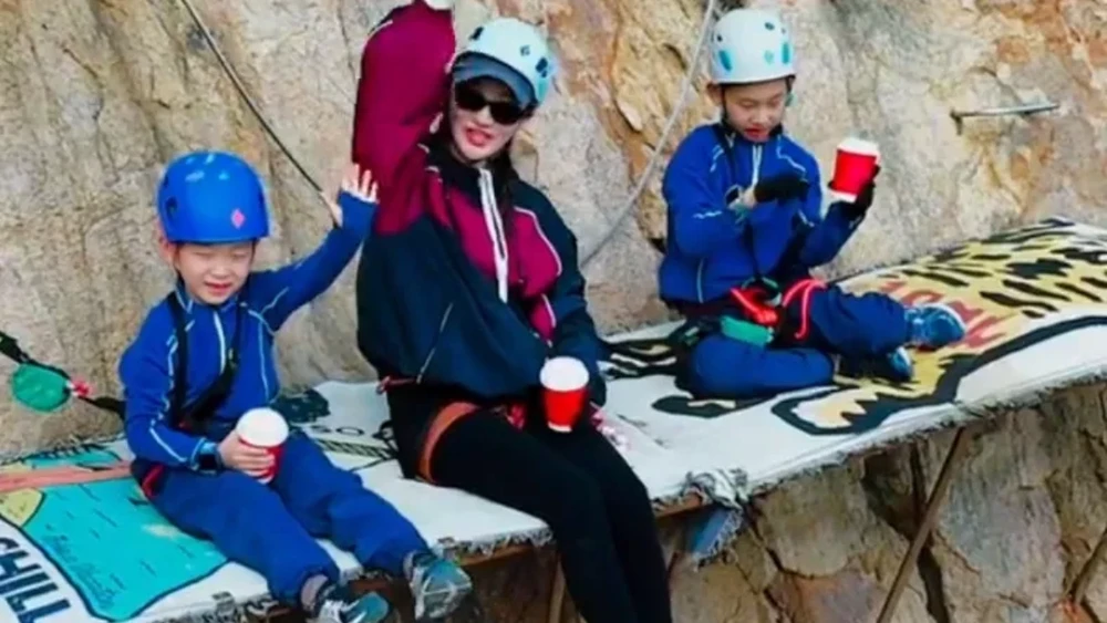 Những khách hàng dũng cảm. Ảnh: Creaders.