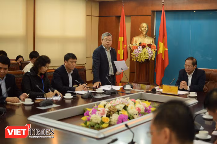 Ông Nguyễn Thanh Lâm, Cục trưởng Cục Phát thanh, Truyền hình & Thông tin điện tử (Bộ TT&TT) trao đổi tại buổi làm việc.