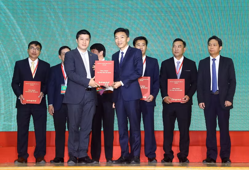 Ông Trần Nhật Nam - P.TGĐ SHB (bên trái) trao thỏa thuận tài trợ tín dụng với hạn mức 770 tỷ đồng cho ông Nguyễn Chánh Trung – Chủ tịch kiêm CEO CTCP Gạo Hạnh Phúc để triển khai đầu tư xây dựng nhà máy chế biến gạo tại xã Lương An Trà, Tri Tôn, An Giang.