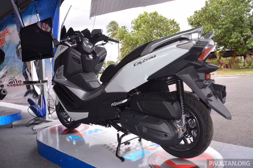 Mẫu maxiscooter này trang bị giảm xóc ống lồng thủy lực phía trước và trụ lò xo đôi phía sau. Trang bị an toàn gồm hệ thống phanh đĩa trước sau, đường kính lần lượt 260 mm và 240 mm. Mẫu maxiscooter này trang bị giảm xóc ống lồng thủy lực phía trước và trụ lò xo đôi phía sau. Trang bị an toàn gồm hệ thống phanh đĩa trước sau, đường kính lần lượt 260 mm và 240 mm.
