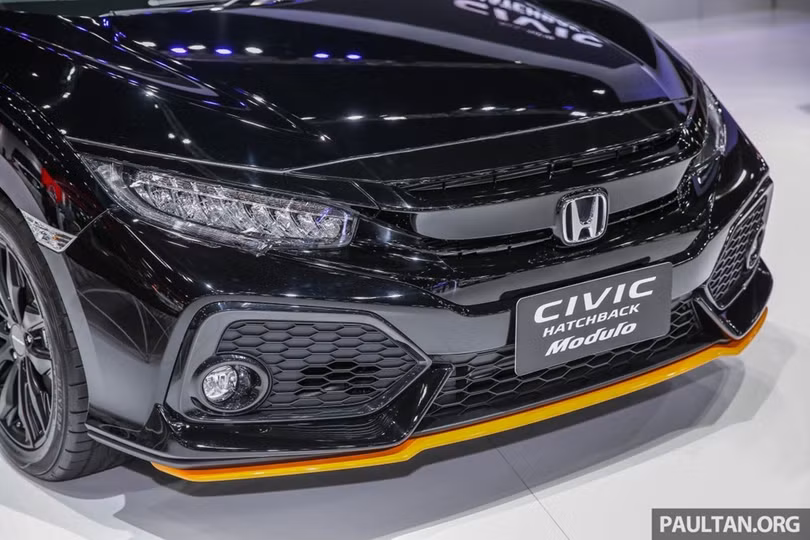 Civic Hatchback có kích thước tương tự như phiên bản sedan về chiều rộng (1.798 mm) và trục cơ sở (2.700 mm), trong khi cao hơn khoảng 20 mm so và ngắn hơn 112 mm. Civic Hatchback có kích thước tương tự như phiên bản sedan về chiều rộng (1.798 mm) và trục cơ sở (2.700 mm), trong khi cao hơn khoảng 20 mm so và ngắn hơn 112 mm.
