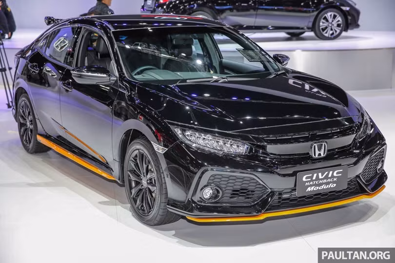 Civic Hatchback trang bị các công nghệ như ga tự động, phanh tự động, camera lùi, hỗ trợ leo dốc... Civic Hatchback trang bị các công nghệ như ga tự động, phanh tự động, camera lùi, hỗ trợ leo dốc...