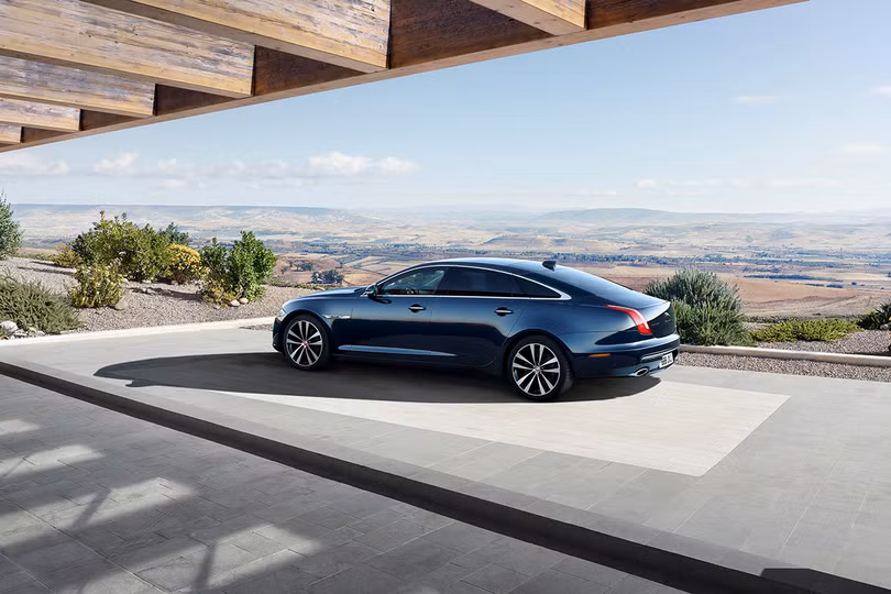 Kỷ niệm 50 năm dòng XJ, Jaguar ra mắt phiên bản đặc biệt XJ50 ảnh 4