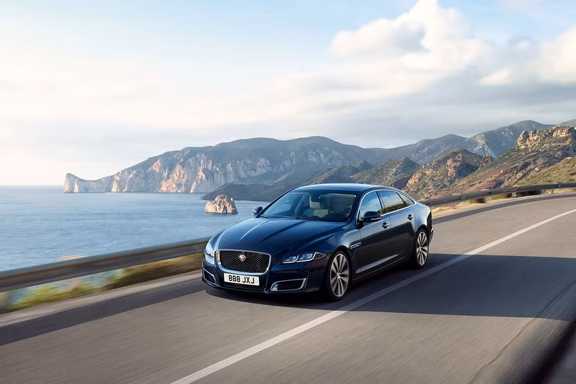 Kỷ niệm 50 năm dòng XJ, Jaguar ra mắt phiên bản đặc biệt XJ50 ảnh 5