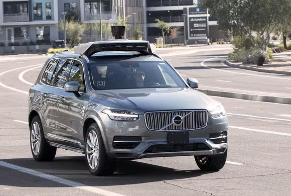 Một chiếc xe tự hành của Uber đang chạy trên đường thuộc bang Arizona, Mỹ (Ảnh: AP)