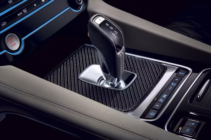 Jaguar trình làng F-PACE SVR, thách thức Porsche Cayenne S ảnh 12