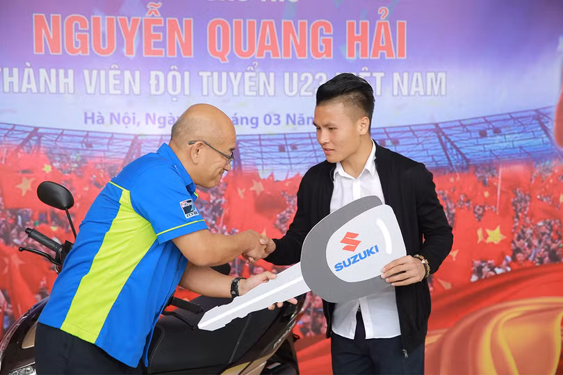 Đến giờ quà của Suzuki Việt Nam mới tới tay tuyển thủ Quang Hải ảnh 1