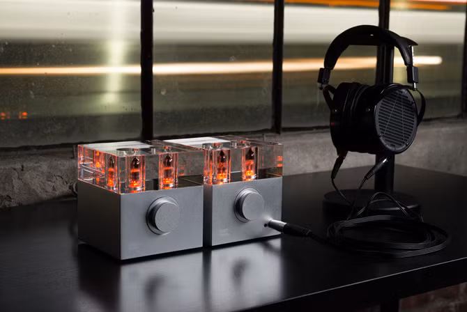 Khi các tín đồ của tai nghe đã hiểu rõ vai trò tối quan trọng của amp/DAC, các sản phẩm đẳng cấp cũng xuất hiện ngày một dày đặc từ khắp mọi nơi trên thế giới. Chord Electronics, Aune và Burson là một vài tên tuổi toàn cầu trong cuộc đua amp/DAC đang ngày một khốc liệt.