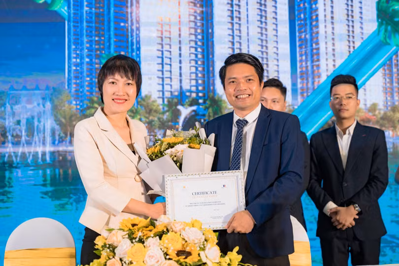 Đại diện MIKGroup trao chứng nhận hợp tác cho đại diện Tân Long Land Đại diện MIKGroup trao chứng nhận hợp tác cho đại diện Tân Long Land